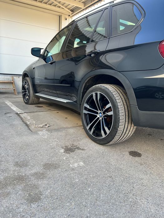 Продавам незаварени джанти и гуми от BMW X5, гуми в добро сьстояние.