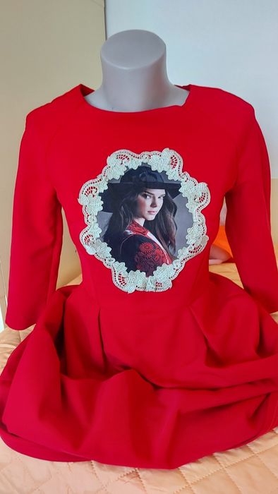 Дамска рокля в червен цвят