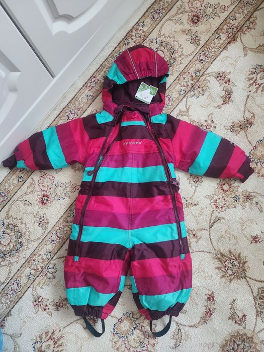 Продам новый кобменизон Minymo на 9месяцев  зимний, тёплый, капюшон, м