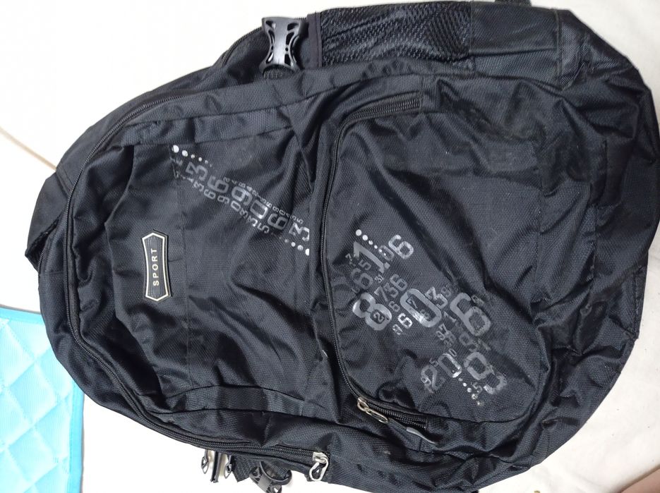 Ghiozdan negru pentru școală