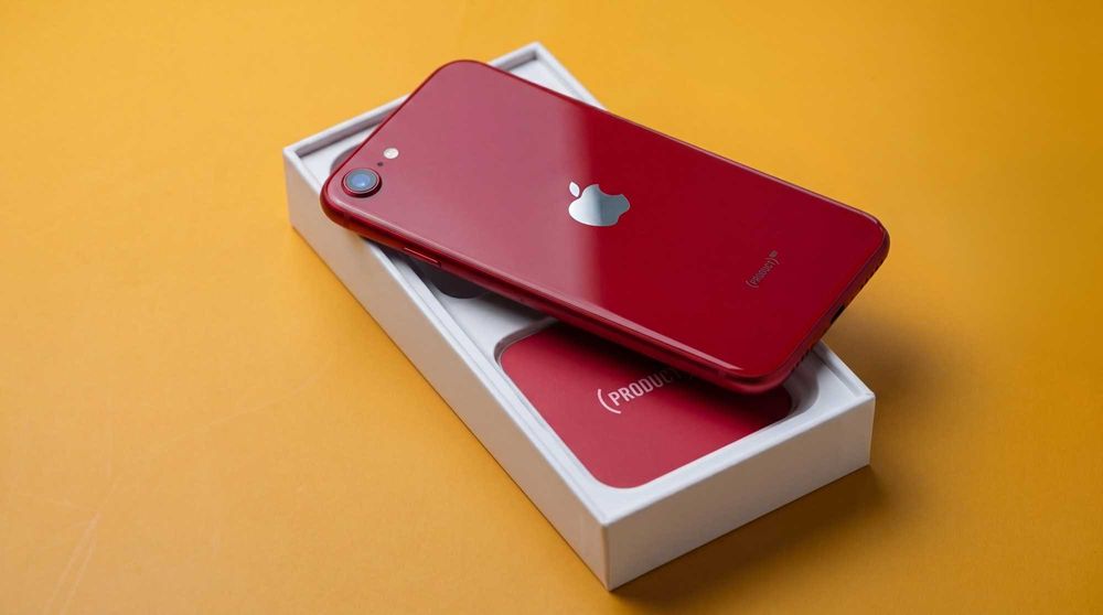 Продавам Apple iPhone SE 2020 64GB RED - Отличен + Слушалки