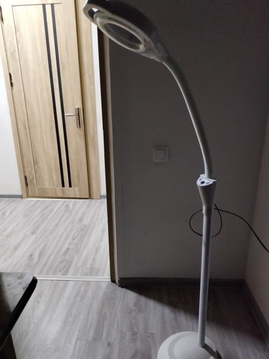 Косметологик лампа ва паразон сотилади.Нархи 900 000 сум