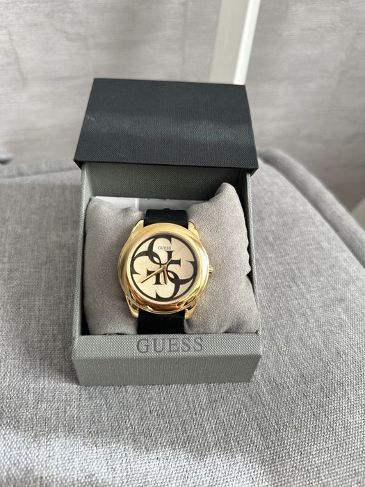 Женские часы от Guess