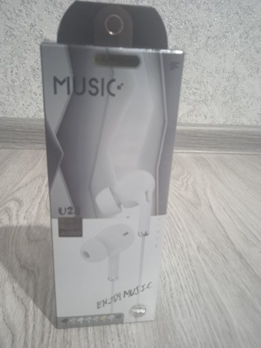 Simsiz Bluetooth naushnik qora va simli oq naushnik sotiladi.