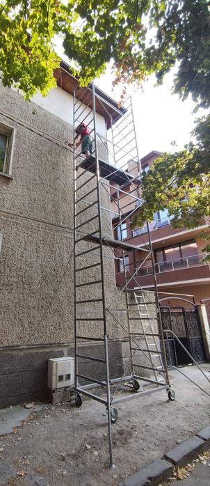 Продавам чисто ново метално олекотено мобилно скеле на колела!