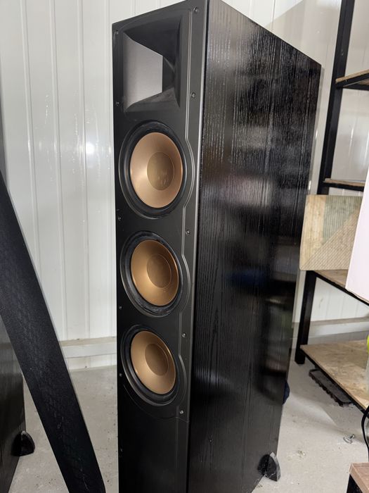 Se vând boxe Klipsch RF-83, model de top, extrem de rar și foarte apreciat de cunoscători.