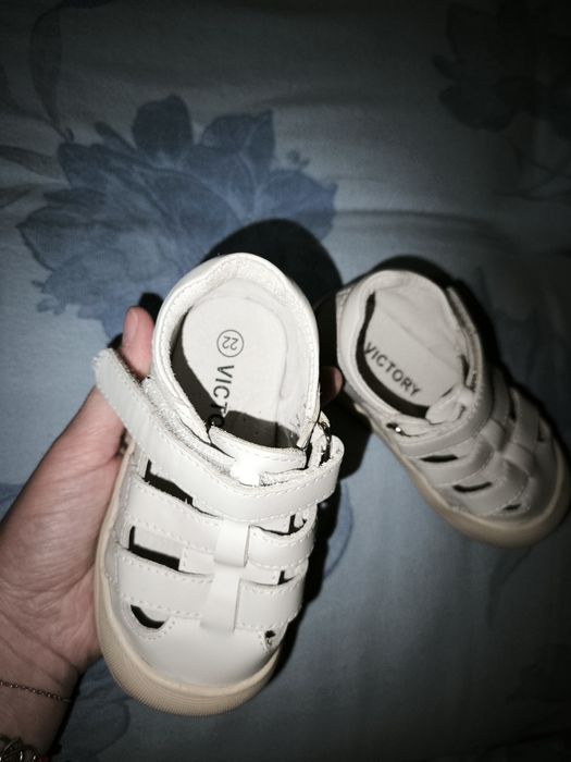 продам сандалики новые 22 р.