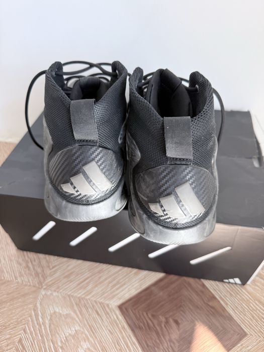 Продам баскетбольные кроссовки Adidas AE1