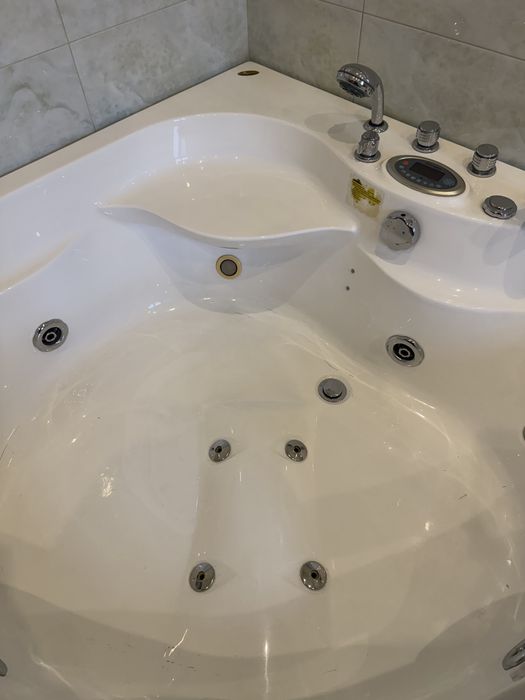 Джакузи угловая белая