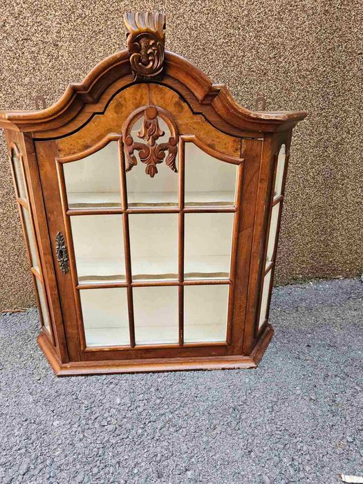 Витрина за стена с интарзия