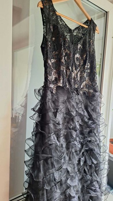 Rochie de seară lungă cu trenă , bust brodat cu paiete și volane