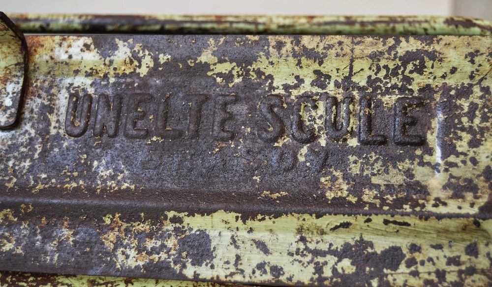 Lada veche de scule Brasov pentru masina, camion, tractor perioara RSR