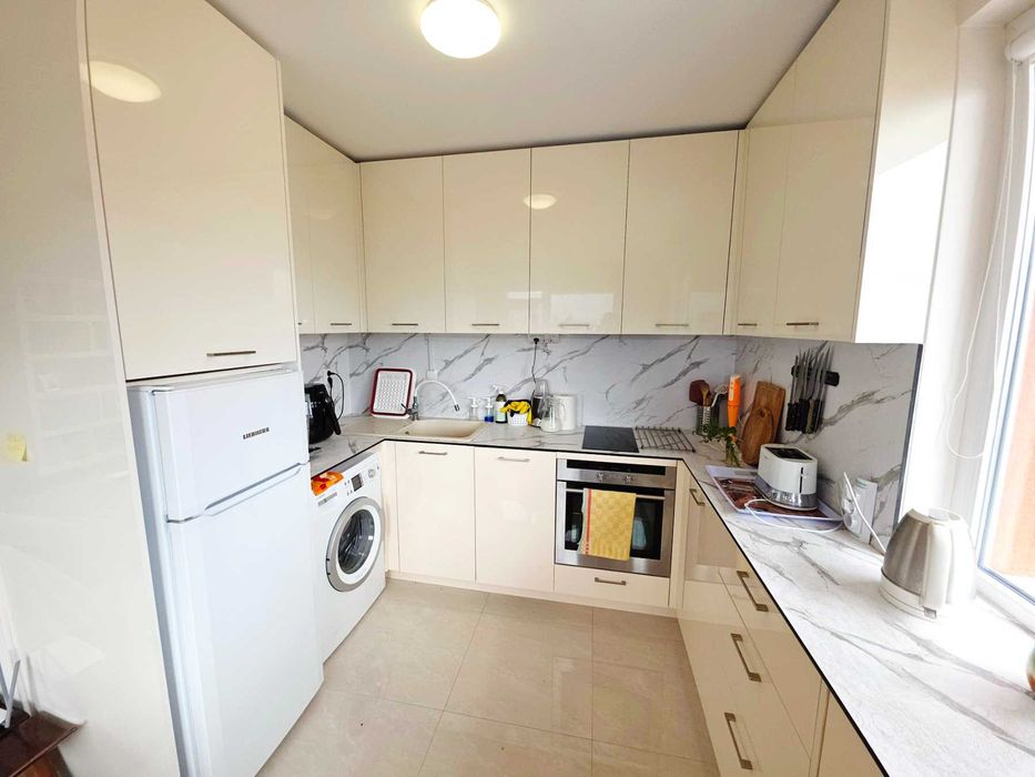 Нов напълно обзаведен 3-стаен апартамент в широк център на Велинград.