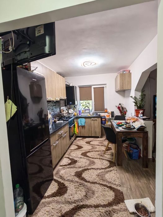 Vand apartament cu 3 camera etajul 4,plus garaj