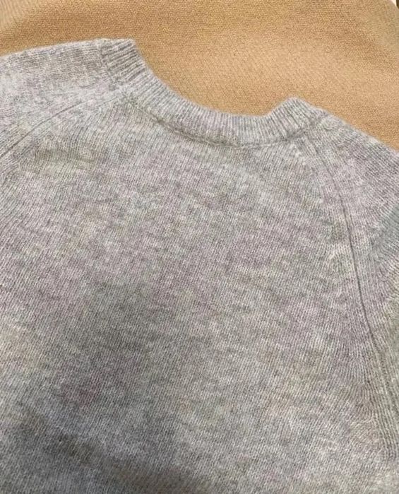 Теплая шерстяная кофта в сером цвете