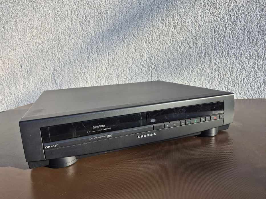 Vand video cassette recorder marca Grunding model GV404SV,Megalogic ,
