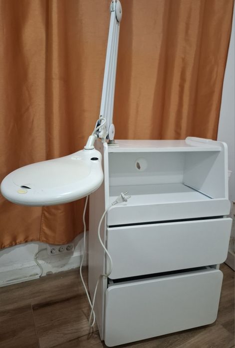 Козметичен шкаф с лампа с лупа