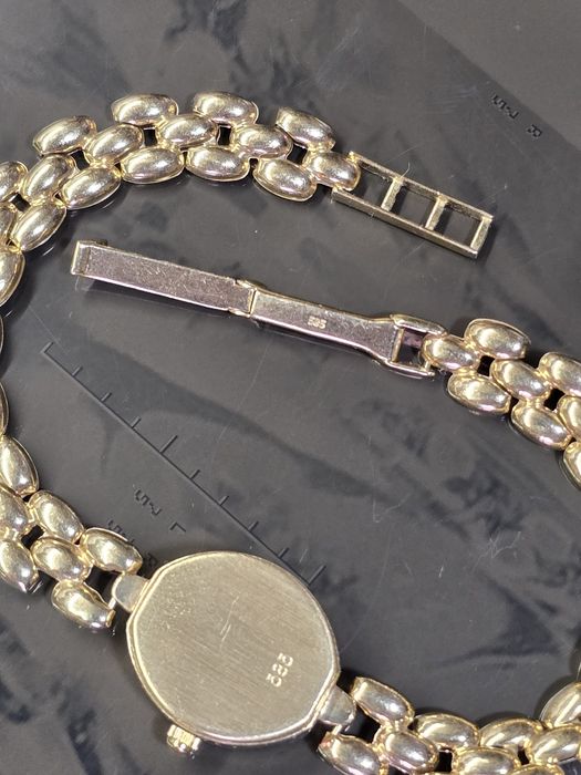 Золотые женские часы..