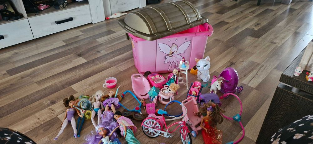 Cufar cu papusi ,masina ,bicicleta si multe jucarii