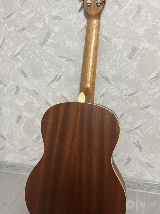Akustik gitara sotiladi