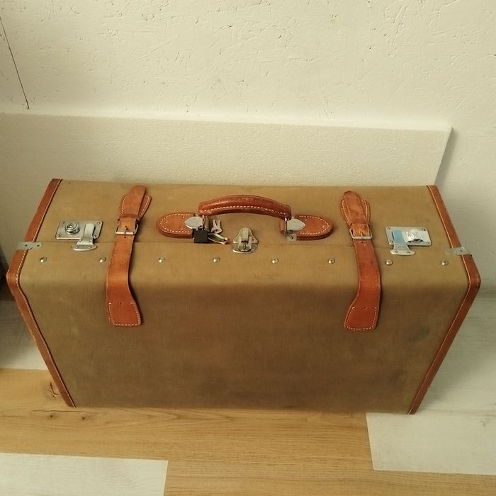 Канапе кожено двойка кръгла маса винтидж куфар, уговорки само на посочения тел. Номер