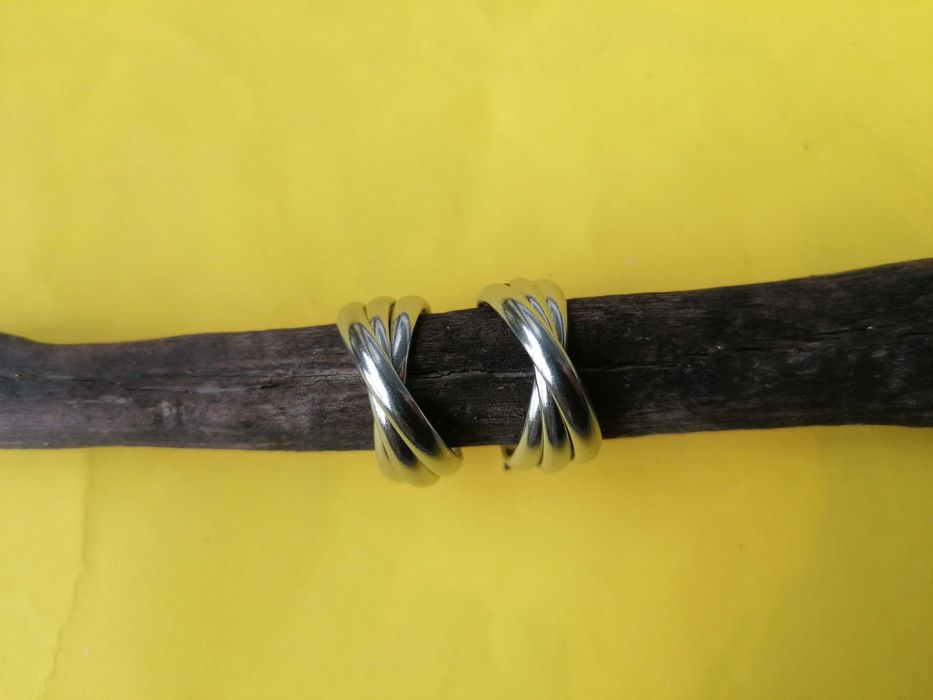 Продавам чисто нови обеци от медицинска стомана. Цената е за чифт.