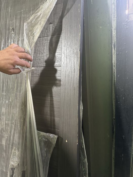 Дверь новая.