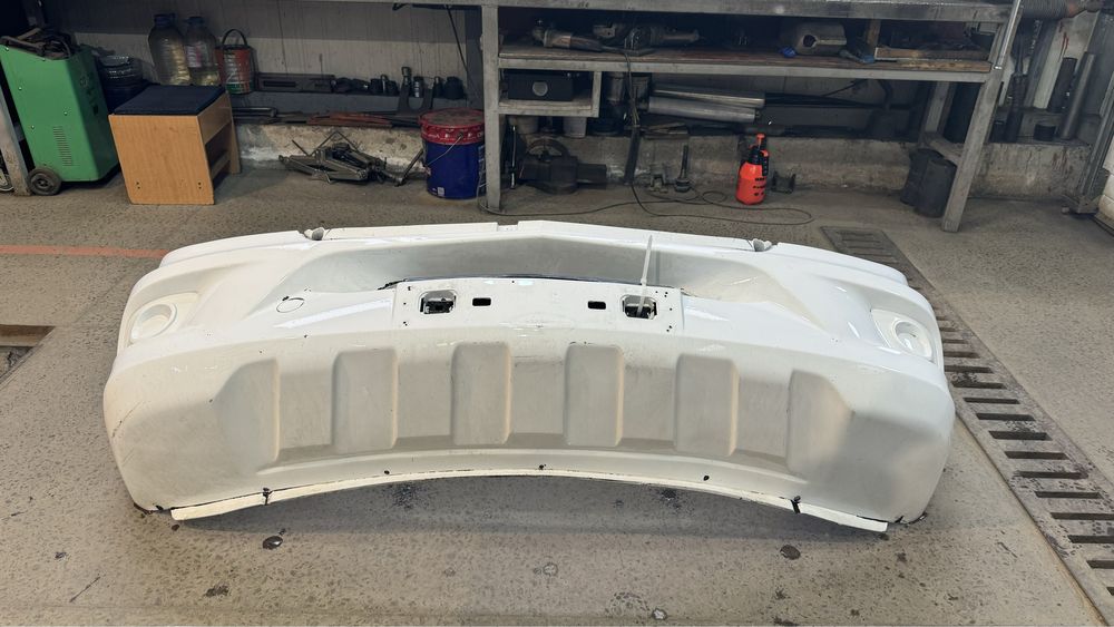 белый передний бампер на mercedes sprinter 906.