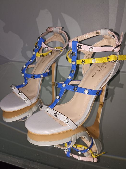 Pantofi/sandale noi.