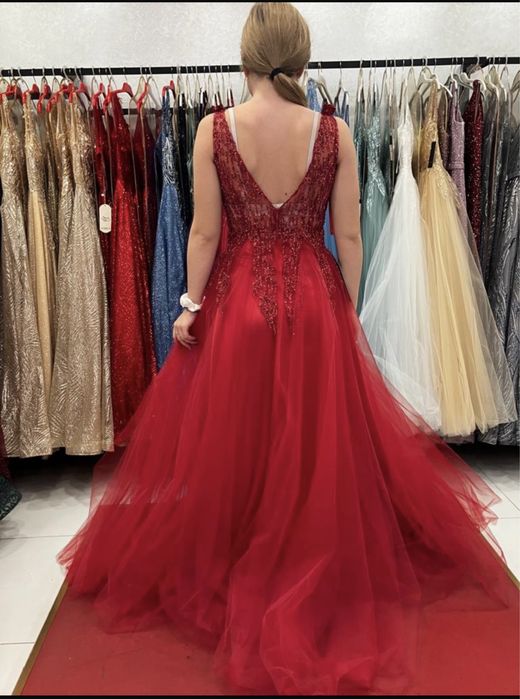 Червена бална рокля
