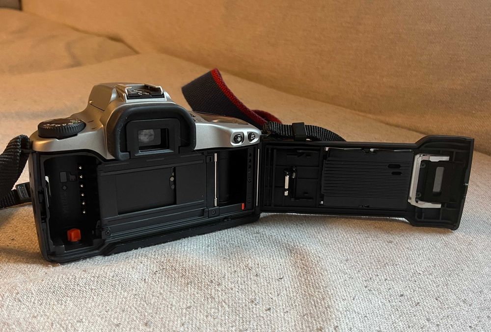 Aparat foto Canon EOS 3000 body film montura EF functional