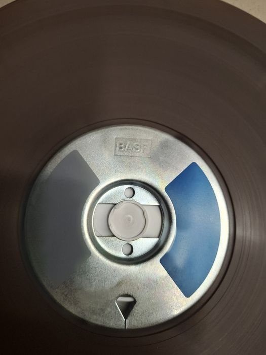 Продавт се метални ролки и ленти за ролков магнетофон на AGFA.