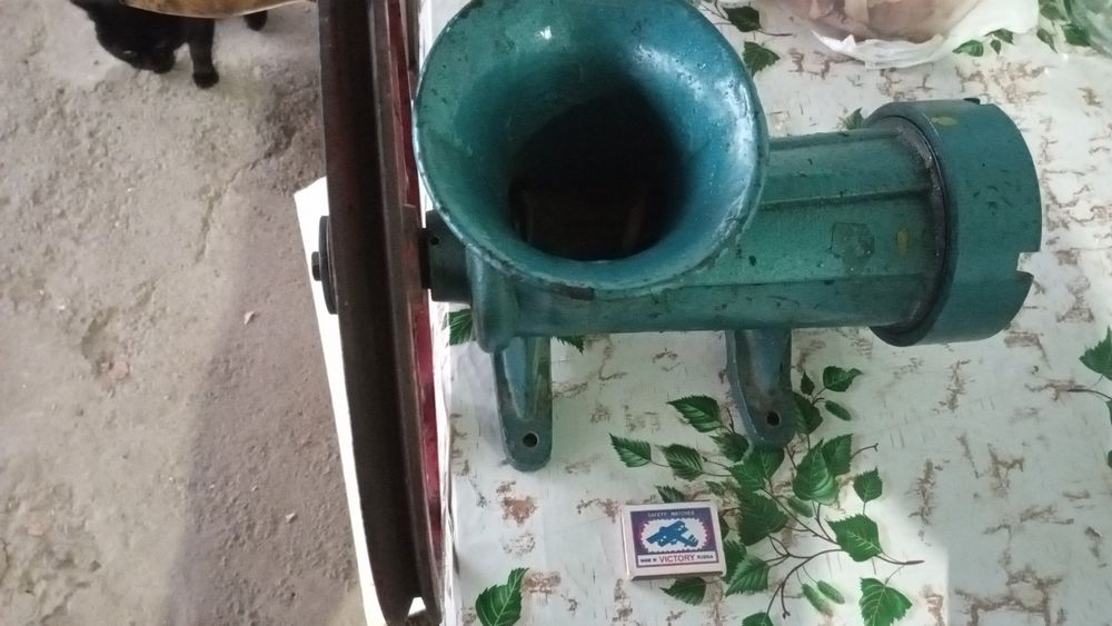 Продам32 большую мясорубку