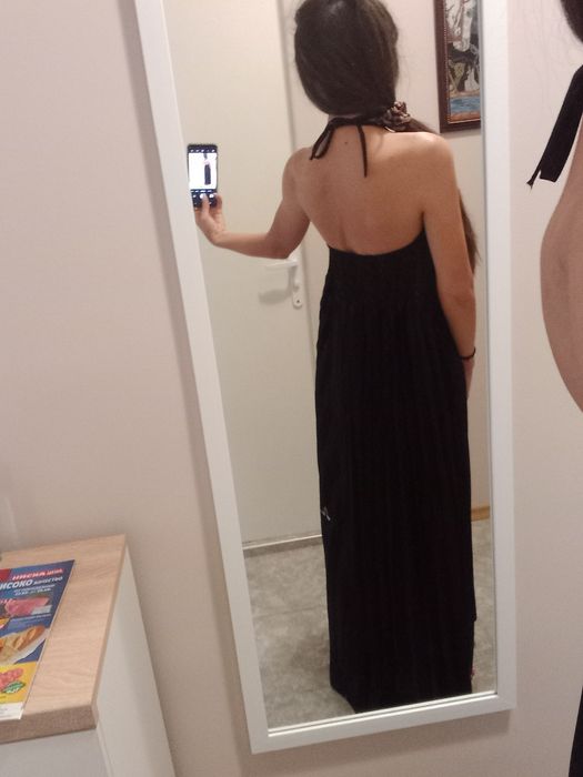 Черна рокля с гол гръб