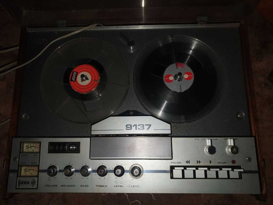 Катушечный (бабиный) магнитофон  Siera 60-х годов