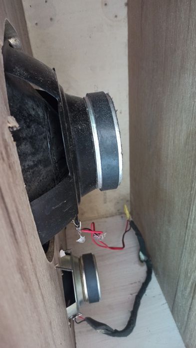 Sistem  statie amplificator  Sony plus subwoofer 
Include cabluri alimentare și sunte
Difuzoare mari