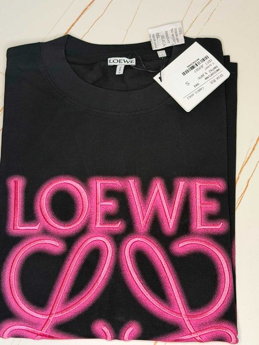 Tricou Loewe negru cu roz marimea XL nou originala