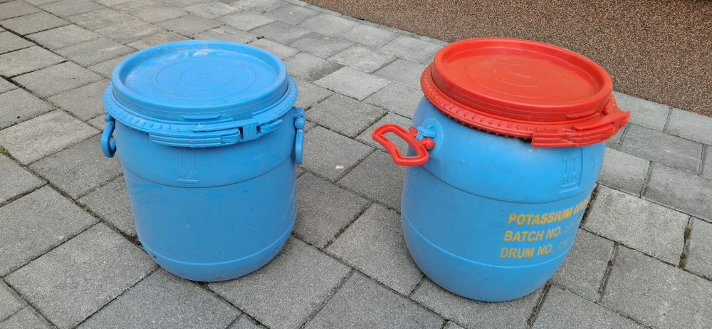 Vănd butoiașe din plastic