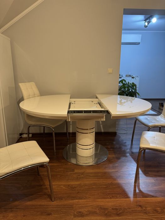 Set masa rotunda extensibila si 4 scaune