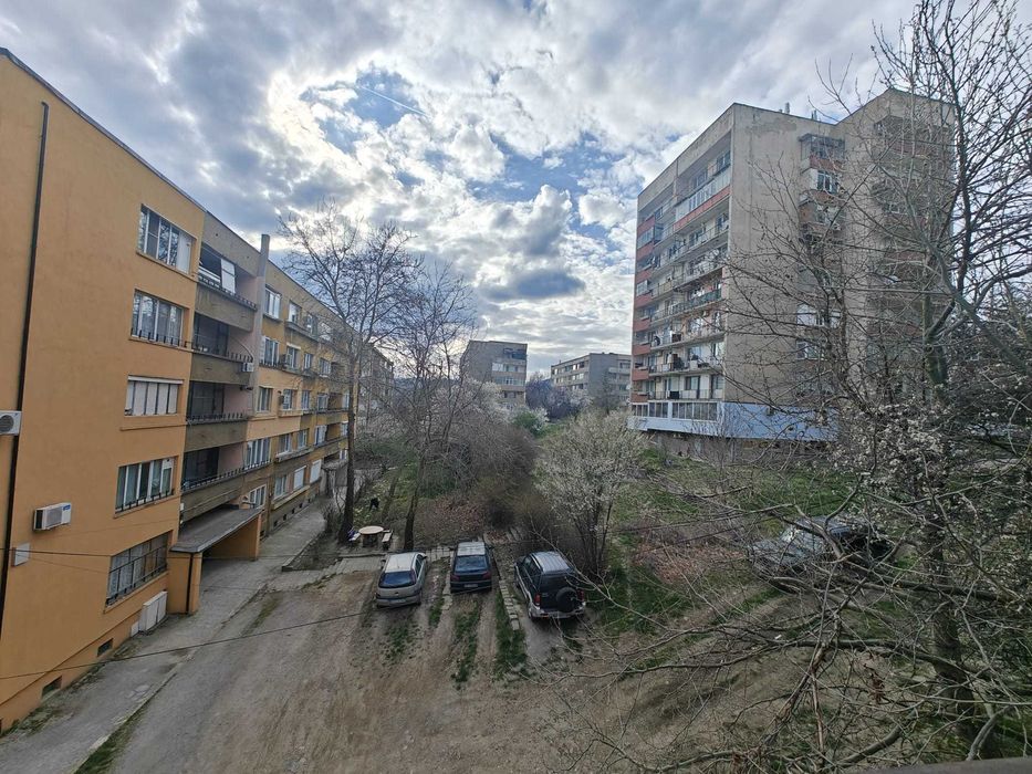 Продажба на двустаен апартамент в гр. Бобов дол