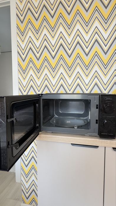 Продам микроволновую печь Midea