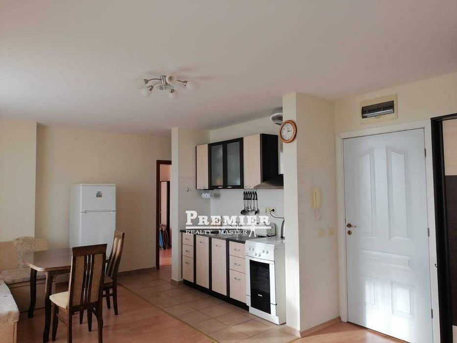 Предлагаме за продажба много просторен тристаен апартамент