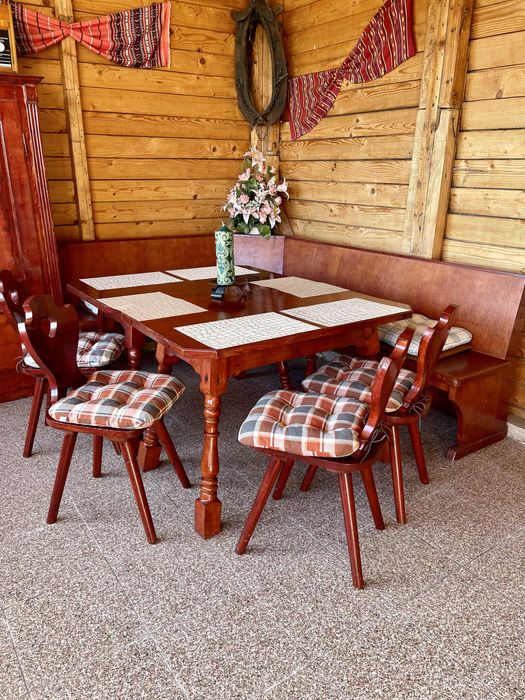 Coltar cu mese si scaune din lemn masiv