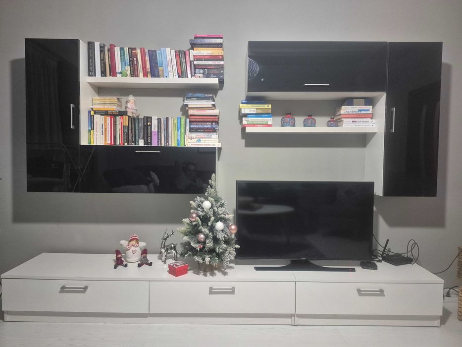 Секция бяло и черен гланц със симетрични модули