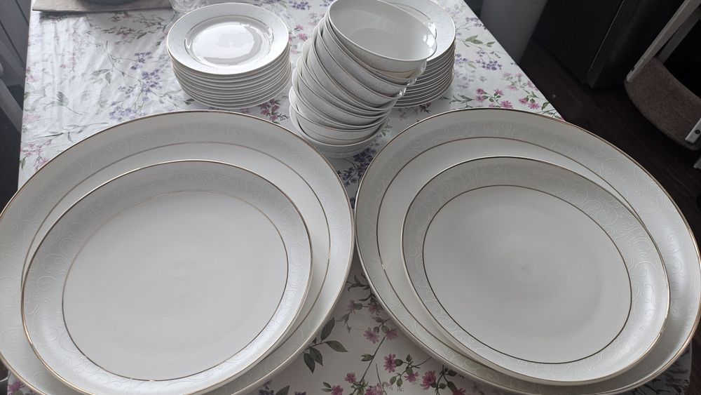 Продам столовый сервиз thun на 12 персон