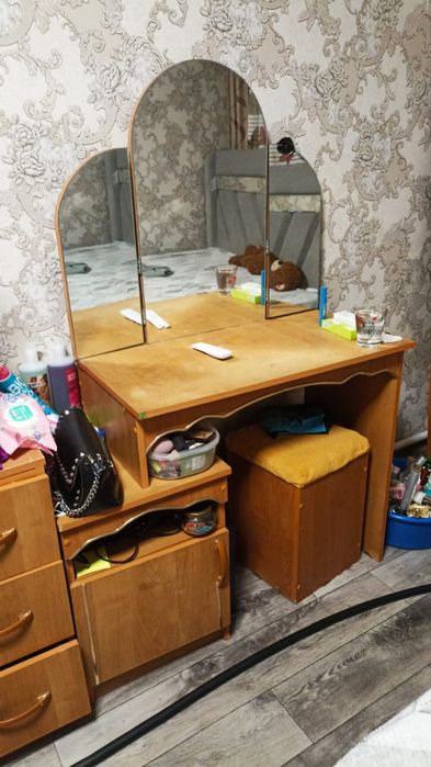 Продам туалетный столик, комод