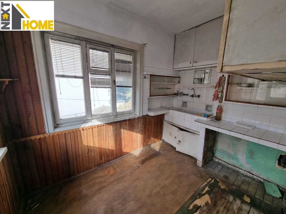 Етаж от къща с отделен вход, дворно място и ГАРАЖ