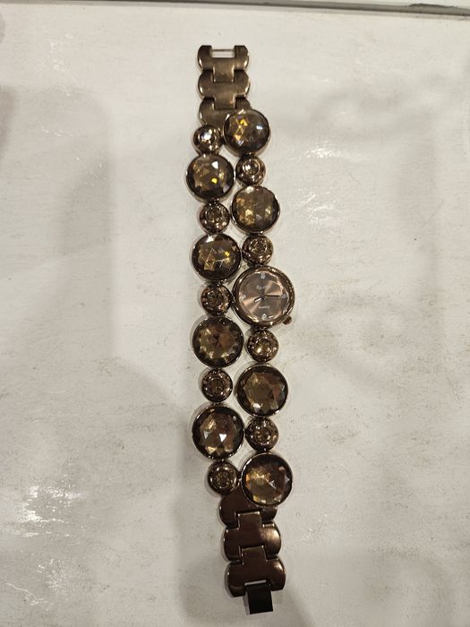 Елегантен дамски часовник тип гривнаа!