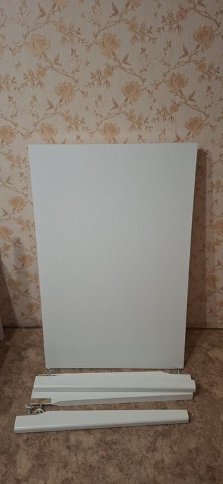 Продам кухонный гарнитур (набор) - стол и 4 табурета.