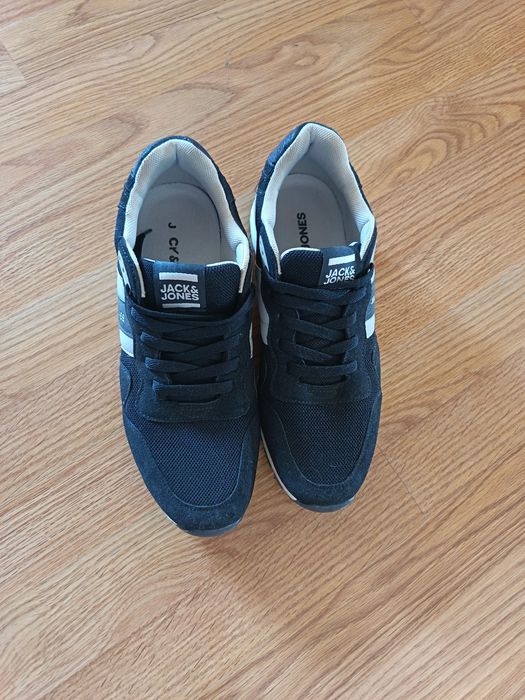 Adidași sport vând